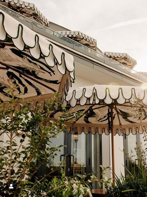 Soho House Rooftop, Soho House Garden, Soho House Terrace, Soho House Design, Soho House Pool, Soho House Aesthetic, Soho House Outdoor, Patio Furniture Inspiration, Summer House Interior