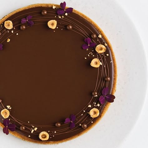 Hazelnut Frangipane, Patisserie Vegan, Frangipane Tart, Simple Decoration, Perfect Lunch, Chocolate Tart, Plated Desserts, Tart Recipes, Chocolate Hazelnut