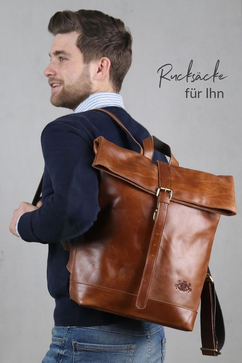 Wenn auch du Vintage Rucksäcke für Herren liebst, ist dies genau das Richtige für dich. Der Lederrucksack bietet jede Menge Platz für deinen Laptop, Geldbeutel, Schlüssel und Buch. Der Rucksack besitzt Innentaschen, in welchen du deine wichtigsten Essentials organisiert unterbringen kannst. Ein Rucksack gehört auf jeden Fall zu den Must-have Accessoires für Männer! #vintagelover #vintage #lederrucksack #ootd #outfitideen #inspo #outfitinspo #manstyle #outfit #style #lederbag #leder Roll Top, Outfit Style, Retro Stil, Vintage Love, Retro Outfits, Leather Backpack, Jay, Backpacks, Outfit Inspo