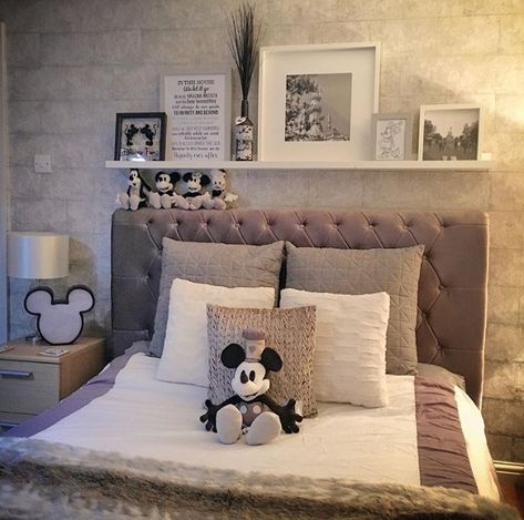 Adult Disney Bedroom, Disney Decor Bedroom, Mickey Room, Disney Themed Bedrooms, Disney At Home, Disney House Ideas, Mickey Mouse Room, Disney Bedroom, Mickey Mouse Bedroom