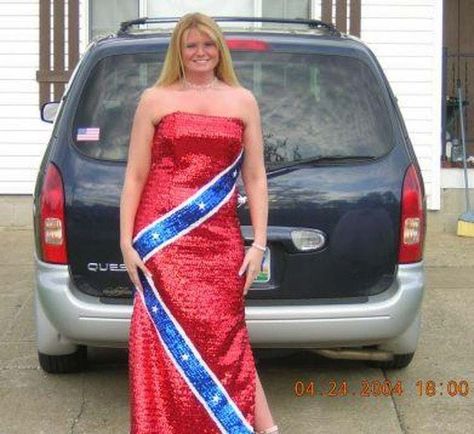 Ugly Prom Dress, Worst Prom Dresses, Prom Dress Fails, Wedding Smile, Hollywood Wedding, Plus Size Prom, Prom Queens, Unique Prom Dresses, Prom Photos