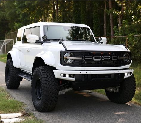 Wrapped Bronco, Ford Bronco Raptor 2024, Ford Bronco Badlands Sasquatch, Lifted Ford Bronco, Ford Bronco Aesthetic, White Ford Bronco, Lifted Bronco, Ford Bronco Accessories, Bronco Interior