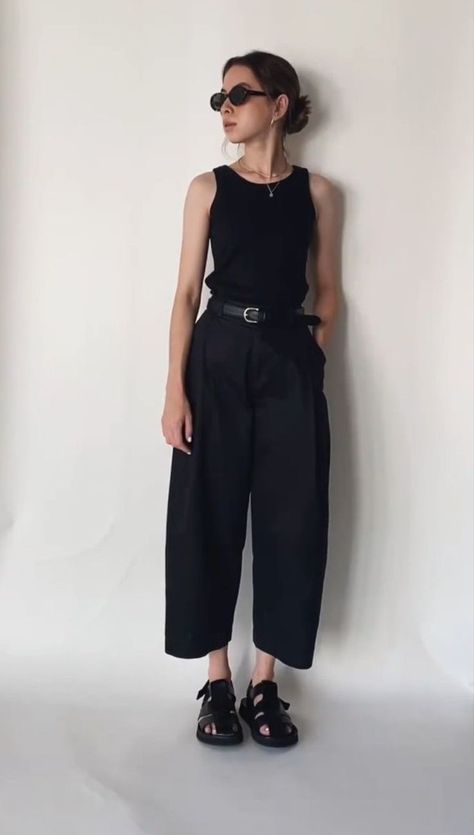 Minimal Sporty Style, Outfits For Architects For Women, Dark Green And Navy Outfit, Crop Top Overalls Outfit, Women’s Timeless Fashion, Summer Normcore Outfit, Work Outfits With Mary Janes, Korea Street Fashion Summer, Fisherman Shoes Outfit