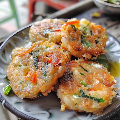 Crispy Rice Patties with Vegetables and Eggs Egg Lunch Ideas, Leftover Rice Ideas, Rice Patties Recipe, Rice Patties, Savoury Pancakes, Breakfast Rice, Rice Egg, Leftover Recipes, Crispy Rice