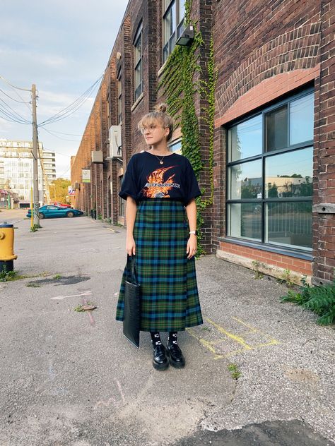 Plaid Skirt Autumn Outfit, Tartan Maxi Skirt Outfit, Long Skirt Plaid, Vintage Plaid Skirt, Plaid Skirt Styling, Maxi Plaid Skirt, Long Tartan Skirt Outfit, Midi Plaid Skirt Outfit, Plaid Long Skirt Outfit