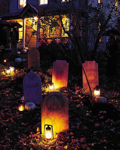 Tombstone Yard Halloween Decorations | Martha Stewart Front Yard Halloween Decorations, Fall Yard Decor, Dekorasi Halloween, Halloween Diy Outdoor, Halloween Outside, Image Halloween, Haunted House Party, Halloween Graveyard, Decoration Restaurant