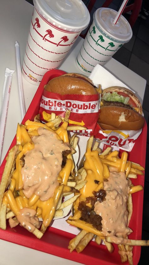 In-N-Out Plate: A double-double burger, a regular burger, with two orders of fries🍔🍔🍟🍟 Delicious Food Pictures, Yummy Food Photos, Cookout Fast Food, Aesthetic Yummy Food, State Fair Foods, Big Back Meals, In And Out Aesthetic, In And Out, One Has To Go Food