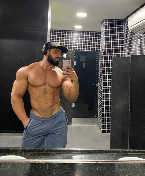 Bulky Men, Gym Boy, Taking A Selfie, Hard Men, Beefy Men, Mens Trendy Outfits, Muscle Body, Fitness Inspiration Body, Country Men