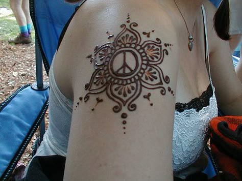 peace sign | she wanted a peace symbol with elaborations... … | Flickr Peace Sign Tattoos, Cute Henna Tattoos, Small Henna, Hippie Tattoo, Henna Inspired Tattoos, Cute Henna, Henna Tattoo Hand, Simple Henna Tattoo, Tattoo Henna