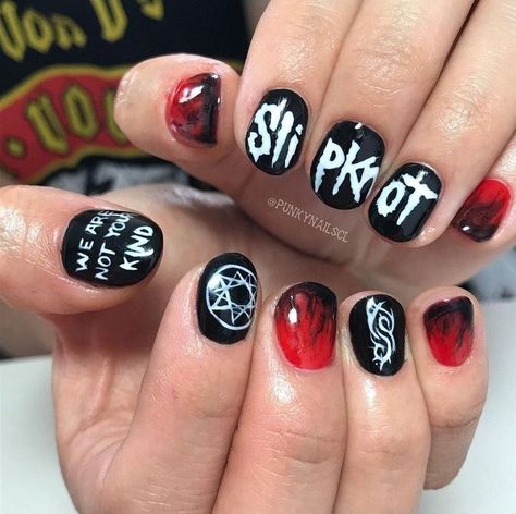 Goth Short Nails Designs, Black Emo Nails Short, Punk Rock Acrylic Nails, Slipknot Nails Acrylic, Emo Nail Art Short, Nail Rock Style, Emo Goth Nails, Slipknot Nail Art, Scene Emo Nails