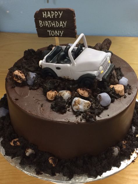 Off-roading in a Jeep Pastel Jeep, Jeep Birthday Cake, Jeep Birthday, Jeep Cake, Truck Birthday Cakes, Truck Cakes, Car Cake, Off Roading, Grooms Cake