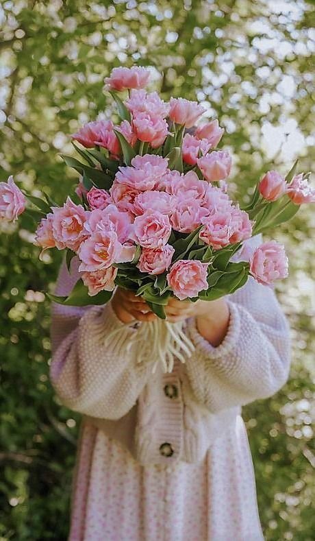 Picking Flowers, Peonies Wreath, Floral Photography, Babymoon, Spring Aesthetic, Rose Cottage, Spring Vibes, Flower Bed, Flower Farm