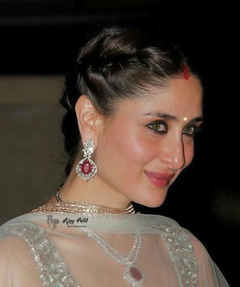 Kareena Kapoor Without Makeup, Kareena Kapoor Earrings, Kareena Kapoor Jewellery, Kareena Kapoor Khan 90s, Kareena Kapoor 90s, Kareena Kapoor Hairstyles, Kareena Kapoor Wedding, Indian Makeup Looks, Kareena Kapoor Photos