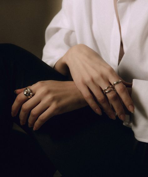 Sterling silver and pearl rings. Organic fluid sculptural design. Unique jewelry piece styled for a casual outfit. 80s inspired jewelry. Elegant, timeless jewelry on a moody model. Moody Jewelry Aesthetic, Moody Jewelry Photography, Artistic Photoshoot, Photoshoot Jewelry, Sculptural Ring, Book Mood, Photo Mood, Jewelry Photos, Pearl Rings