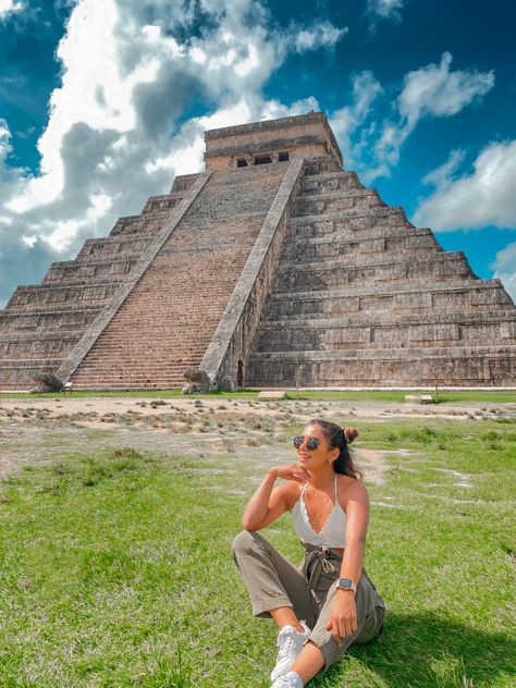 Photoshoot in a wonder of the world Cancun Pics Ideas, Pictures To Take In Mexico, Tourist Photos Poses, Cenote Photoshoot, Cancun Poses, Teotihuacan Outfit, Cancun Picture Ideas, Chichen Itza Outfit, Cancun Photo Ideas