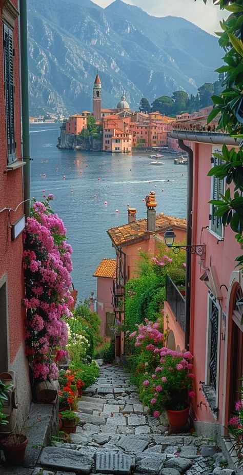 Italian Villages Small Towns, Italian Village Aesthetic, Italian Neighborhood, Best Nature Photos, Colorful Buildings, Italian Aesthetic, Learn Watercolor Painting, Italy Landscape, Best Nature