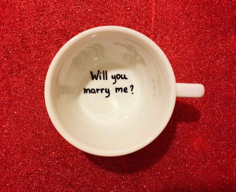 Propose Day Images, Girlfriend Proposal, Cute Proposal Ideas, Diy Mug Designs, Mug Ideas, Propose Day, Ways To Propose, Diy Mugs, Surprise Proposal