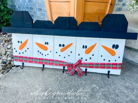 Picket Fence Crafts, Easy Fence, Fence Picket, Wood Christmas Decorations, Fence Pickets, Christmas Cricut, Christmas Crafts To Sell, Christmas Crafts To Make, Fundraising Ideas