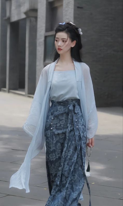 Traditional Korean Inspired Outfits, Chinese Fashion Casual, Casual Hanfu, Flowy Outfits, East Asian Fashion, Chinese Fancy Dress, Modern Hanfu, Chinese Style Dress, V Dress