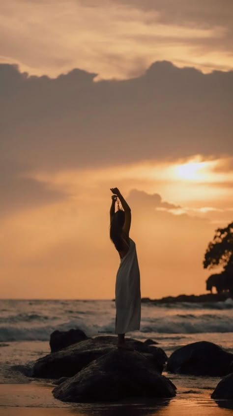 Beach Photo Inspiration, Beach Editorial, Lake Photoshoot, Beach Photo Session, Feel Stuck, Photographie Portrait Inspiration, Beach Photography Poses, Sea Photo, Beach Shoot