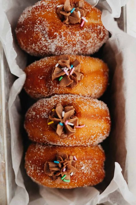 Four brioche doughnuts filled with chocolate filling in a loaf pan Simple Coffee Cake, Cinnamon Rolls With Heavy Cream, Donuts Filled, Brioche Cinnamon Rolls, Brioche Donuts, Chocolate Mascarpone, Cream Filled Donuts, Mascarpone Filling, Doughnut Recipe Easy