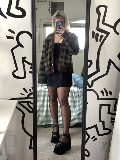 Casual Platform Heels Outfit, Earthy Outfits Grunge, Skirt With Leggings Outfit, Unif Ty Cardigan, Ty Cardigan, Estilo Indie, Cardigan Outfit, Girl Fits, Swaggy Outfits