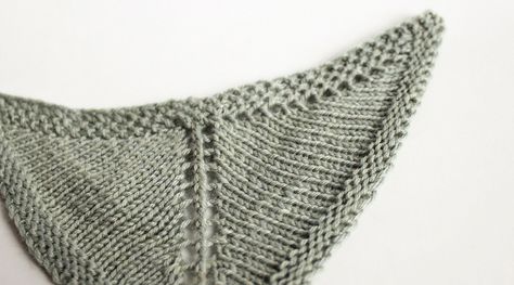 How To Knit Winged Triangle Shawls - knitting.today Knit Triangle, Shawl Design, Design Triangle, Creative Knitting, Triangle Shawl, Sewing Tutorials Clothes, Cable Knitting, Triangle Shawls, Shawl Knitting Patterns