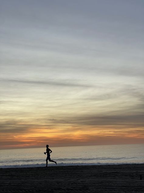 Run At The Beach, Working Out On The Beach, Man On Beach Aesthetic, Sunset Running Aesthetic, Running At The Beach Aesthetic, Run On The Beach, Running Man Aesthetic, Guy Running Aesthetic, Beach Running Aesthetic