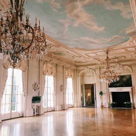 romantic wedding venues | Rosecliff Mansion Rosecliff Mansion, Romantic Wedding Venue, Vintage Couples, Destination Wedding Locations, Mansion Interior, Salou, Reception Venues, Marie Antoinette, My New Room