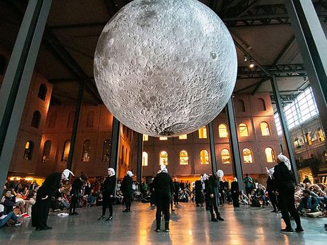 luke jerram's museum of the moon continues its travels around the globe Interesting Environments, Luke Jerram, Painting Idea For Beginners, Moon Museum, Public Space Design, Artistic Installation, Visual Poetry, Color Painting, British Art