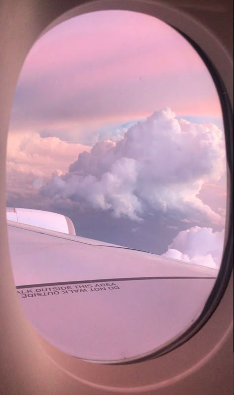 Clouds sunset plane window pink photo wall Clouds Wallpaper Iphone, Iphone Wallpaper Video, Airplane Window, Cloud Wallpaper, Beauty Wallpaper, Picture Collage Wall, Pastel Pink Aesthetic, Aesthetic Desktop Wallpaper, Above The Clouds