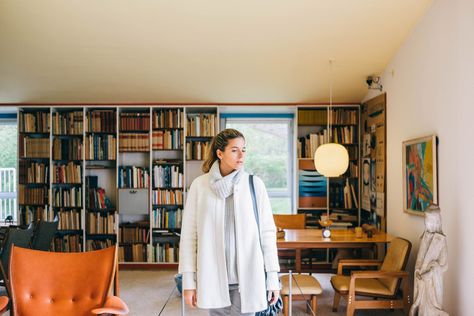 Finn Juhl House in Charlottenlund, Denmark Finn Juhl House, Plants And Books, Warm Minimalism, Finn Juhl, Maine House, Style Blog, Constellations, Standing Desk, Denmark