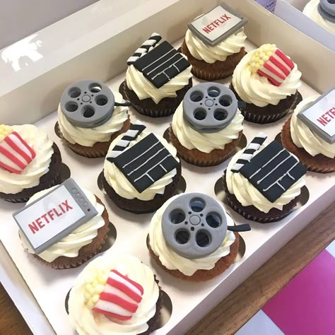 Netflix cupcakes Movie Theme Cupcakes Ideas, Movie Night Cake Pops, Movie Theme Cupcakes, Movie Night Cupcakes, Netflix Party Decorations, Netflix Cake, Hollywood Cupcakes, Netflix Party, Movie Cupcakes