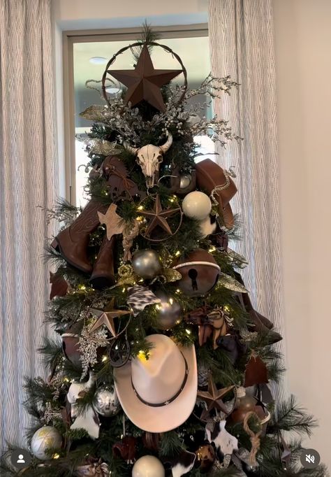 Christmas Tree Country Theme, Hunting Christmas Tree Ideas, Western Christmas Ideas, Country Christmas Trees Rustic, Rustic Christmas Tree Themes, Native American Christmas Tree, Cowboy Christmas Party, Cowboy Christmas Tree Ideas, Western Christmas Party