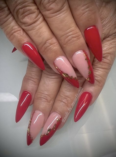 Red And Gold Foil Nails, Red Nails With Gold Flakes, Nails With Foil Flakes, Christmas Nails Gold, Red And Gold Nails, Nail Work, Nails Gold, Nails Christmas, Foil Nails