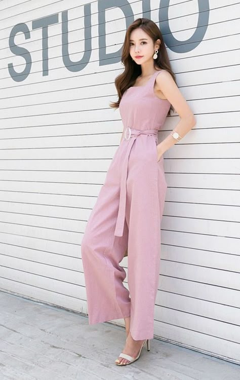 Trendy Fashion Tops, Korean Fashion Dress, Classy Work Outfits, Stylish Dresses For Girls, Trendy Fashion Outfits, Fashion Attire, Teenage Fashion, Kpop Fashion Outfits, Jumpsuit Fashion