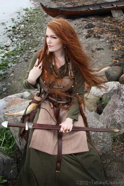 Elisabeth Wheatley: Just like one of the Istovari Sistren after Amira starts teaching them to fight. More Costume Viking, Viking Garb, Viking Dress, Viking Costume, Viking Women, Viking Clothing, Viking Woman, Shield Maiden, Medieval Clothing