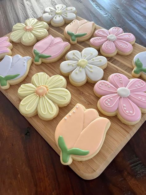 Garden Themed Cookies, Mini Flower Cookies, April Showers Bring May Flowers Cookies, Aesthetic Cookie Decorating, Flower Cookie Designs, Pastel Flower Cookies, Cookie Decorating Aesthetic, 80th Birthday Cookies Decorated, Pink Flower Cookies