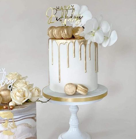 21st Birthday Cake White And Gold, White And Gold 40th Birthday Cake, 18th Birthday Cake White, White And Gold Drip Cake, White And Gold Cake Ideas, White And Golden Cake, Torte Gold, White And Gold Cakes, Gold Theme Cake