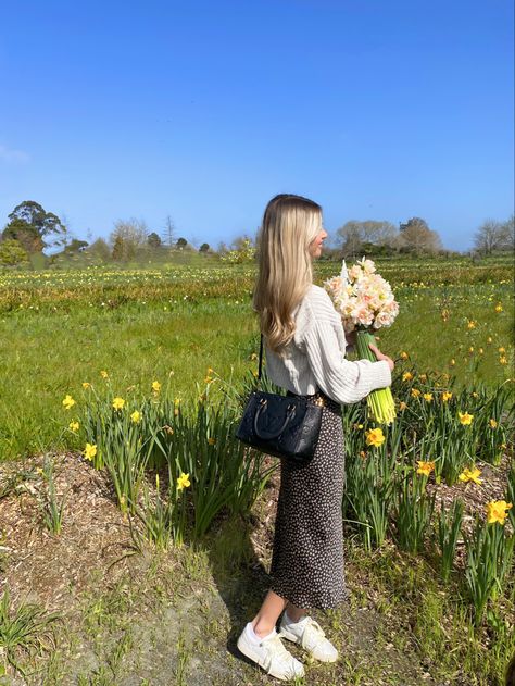 Flower Field Outfit Ideas, Flower Picking Outfit, Flower Picks, Daffodil Flower, Instagram Inspo, Flower Field, Old Money, Daffodils, Spring Flowers