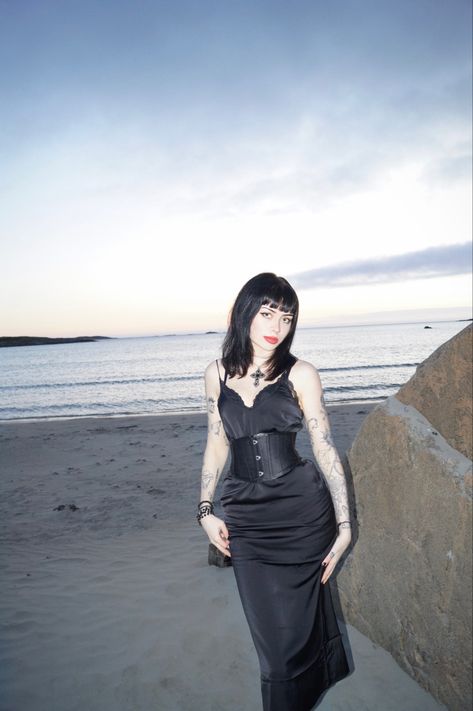 Goth Poses Photography, Goth Pose, Goth Poses, Goth Pics, Goth Photoshoot, Romantic Goth Outfits, Goth Beach, Ripped Tights, Spiked Jewelry