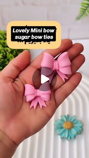 Cake Clay Art, Ribbon Fondant Tutorial, How To Make A Bow Out Of Fondant, Fondant Bow Tie Tutorial, Gum Paste Bow, Fondant Bows, Cake Techniques, Cake Branding, Treat Table