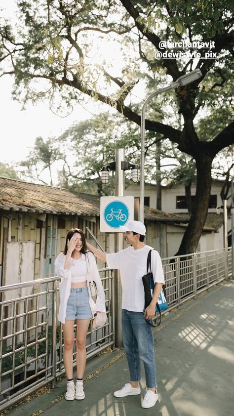 Couple Photo Korean Style, Casual Pre Wedding Photoshoot Outfits, Casual Outfits Couple Photo Ideas, Complementary Couples Outfits, Korean Couple Photoshoot Casual, Pre Wedding Casual Outfit, Korean Couples Outfit, Casual Outfit Prewedding, Couple Ootd Outfits Casual