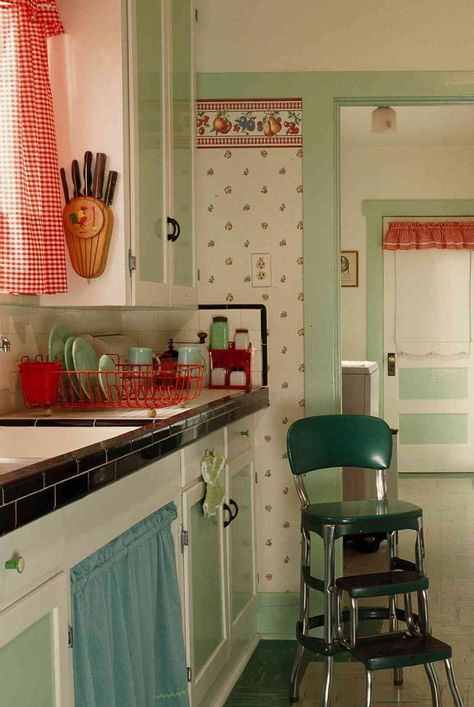 1940s Interior Design, 1940s Interior, 1940s Kitchen, 50s Kitchen, 1940s Home, Kitschy Kitchen, Rooms Ideas, Cottage Kitchens, Old Kitchen