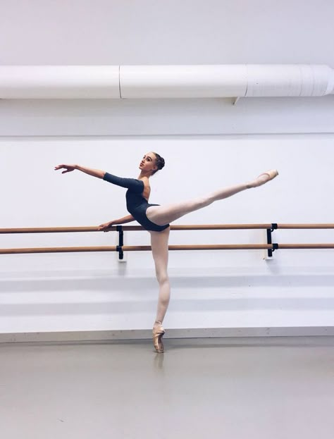 Dance Picture Poses, Ballet Pictures, Ballet Academy, Ballet Beauty, Dance Photography Poses, Ballet Poses, Ballet Inspiration, Dance It Out, Ballet Photos