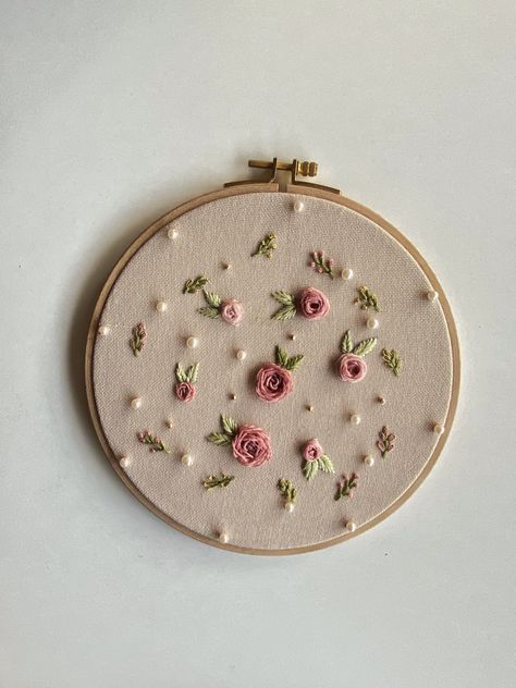 Embroidery Wall Decor, Embroidery Hoop Art Diy, Basic Hand Embroidery Stitches, Hand Embroidery Patterns Free, Embroidered Hoop, Clothes Embroidery Diy, Simple Hand Embroidery Patterns, Embroidery Hoop Wall, Floral Embroidery Patterns