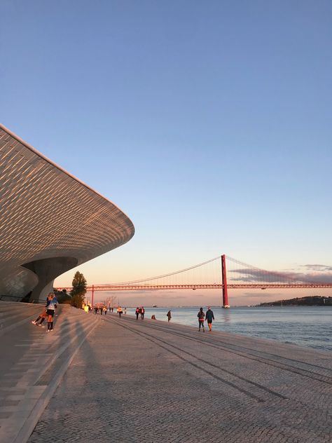 Lisboa linda! Museu Maat Lisbon Photos Ideas, Lisbon Pictures, Lisboa Aesthetic, Lisbon Portugal Aesthetic, Portugal Summer, Travel Packing Essentials, Lisbon City, Lisbon Travel, Albufeira