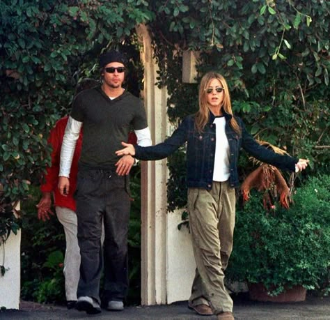 Jennifer Aniston House, Brad Pitt And Jennifer Aniston, Jennifer Aniston Wedding, Jennifer Aniston Wallpaper, Brad And Jennifer, Angelina Jolie Photoshoot, Jennifer Aniston 90s, Brad Pitt Jennifer Aniston, Jennifer Anniston Style