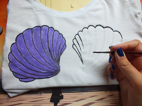 How to paint a t-shirt. Little Mermaid Crop Top - Step 2 Mermaid Crop Top, Diy Fantasia, Purple Blue Ombre, Ariel Costumes, Bleach Pen, Little Mermaid Costume, Mermaid Crafts, Diy Kostüm, Mermaid Diy