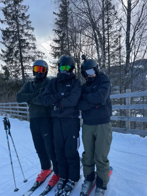 Ski Outfit Aesthetic, Outfit Aesthetic Men, Ski Outfit Men, Skiing Aesthetic Outfits, Mode Au Ski, Ski Fits, Ski Park, Ski Pics, Skiing Aesthetic